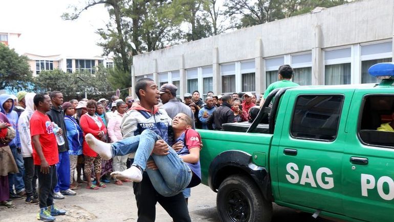 9 сентября. Оказание помощи пострадавшим в давке на стадионе в Антонанариву перед матчем Кубка африканских наций Мадагаскар - Сенегал (2:2). Фото https://twitter.com/oluwashina 9 сентября. Оказание помощи пострадавшим в давке на стадионе в Антонанариву перед матчем Кубка африканских наций Мадагаскар - Сенегал (2:2). Фото https://twitter.com/oluwashina