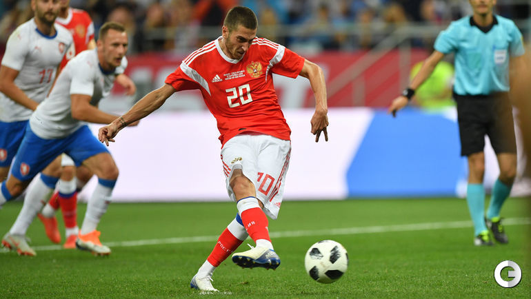 10 сентября. Ростов-на-Дону. Россия - Чехия - 5:1. Алексей Ионов с пенальти забивает свой второй гол в матче и доводит счет до крупного.