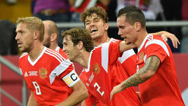 10 сентября. Ростов-на-Дону. Россия - Чехия - 5:1. Антон Заболотный (справа) празднует гол вместе с Юрием Газинским, Константином Раушем, Мариу Фернандесом и Романом Нойштедтером (слева направо).