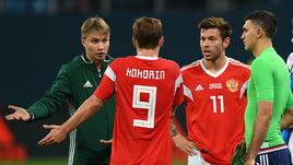 14 ноября 2017 года. Санкт-Петербург. Россия - Испания - 3:3. Игроки сборной Александр Кокорин, Федор Смолов и Владимир Габулов.