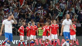 Понедельник. Ростов-на-Дону. Россия - Чехия - 5:1. Радость российских игроков после очередного гола.