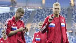 Вторник. Нижний Новгород. Россия - Сербия - 1:2. Александр Максименко (справа) остался в запасе.