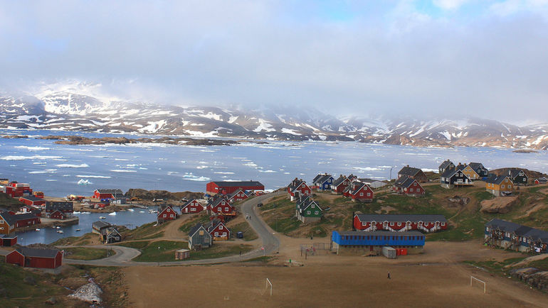 Вид на футбольное поле в городке Тасиилак. Фото Marcadorint Вид на футбольное поле в городке Тасиилак. Фото Marcadorint