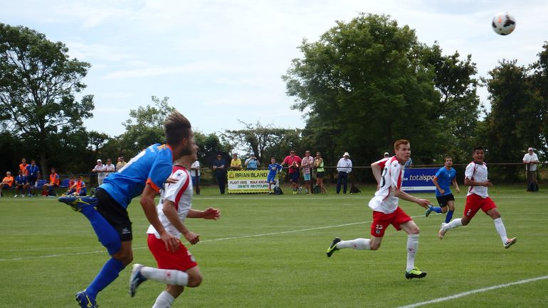 Матч между Гренландией (в белом) и Меноркой (в синем) на Островных играх-2015. Фото Marcadorint Матч между Гренландией (в белом) и Меноркой (в синем) на Островных играх-2015. Фото Marcadorint