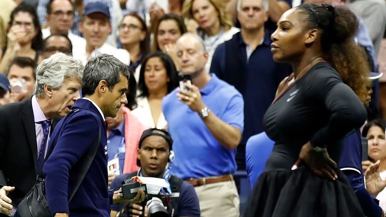Суббота. Нью-Йорк. Карлос Рамос (второй слева) спешно покидает корт после финала US Open, в котором Серена Уильямс (справа) устроила истерику и назвала его лжецом и вором. Фото AFP Суббота. Нью-Йорк. Карлос Рамос (второй слева) спешно покидает корт после финала US Open, в котором Серена Уильямс (справа) устроила истерику и назвала его лжецом и вором. Фото AFP