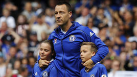 21 мая 2017 года. Лондон. "Челси" - "Сандерленд" - 5:1. Джон Терри с сыном Джорджи Джоном и дочерью Саммер Роуз перед прощальным матчем за "Челси".