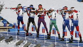 Биатлонисты на огневом рубеже.