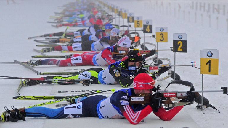 Биатлонисты на огневом рубеже. Фото AFP Биатлонисты на огневом рубеже. Фото AFP