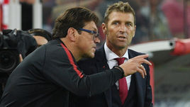 31 июля. Москва. Тушино. "Спартак" - "Краснодар" - 2:0. Главный тренер красно-белых Массимо Каррера (справа) и его помощник Роман Пилипчук.