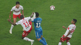 2 сентября. Санкт-Петербург. "Зенит" - "Спартак" - 0:0. Себастьян Дриусси получат удар по голове от Фернанду.