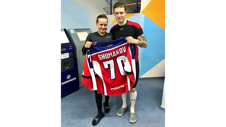 Мария Сорокина принимает подарок от Сергея Шумакова. Фото из личного архива Марии Сорокиной Мария Сорокина принимает подарок от Сергея Шумакова. Фото из личного архива Марии Сорокиной