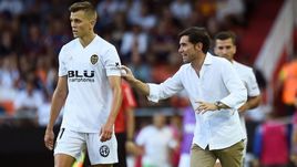 15 сентября. Валенсия. "Валенсия" - "Бетис" - 0:0. Денис Черышев (слева) и главный тренер "Валенсии" Марселино Гарсия Тораль.