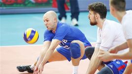 15 сентября. Бари. США - Россия - 3:1. На приеме либеро сборной России Алексей Вербов.