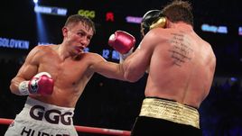 Геннадий Головкин (слева) уступил Саулю Альваресу.