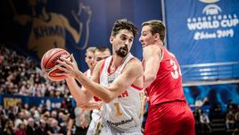 16 сентября. Химки. Россия – Болгария – 77:73. С мячом защитник россиян Алексей Швед.