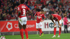 16 сентября. Москва. Тушино. "Спартак" - "Ахмат" - 1:2. Разочарование Романа Зобнина, Андрея Ещенко и Зе Луиша (справа налево).