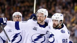 Никита Кучеров (справа) отобрал у Стивена Стэмкоса (в центре) звание главной звезды "Тампы".