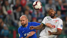 14 сентября. Москва. Черкизово. "Локомотив" - "Динамо" - 1:1. Мануэл Фернандеш (№ 4) в борьбе с Константином Раушем.