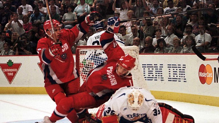 Валерий Зелепукин (слева) и Алексей Ковалев празднуют гол в четвертьфинальном матче Кубка мира-1996 Россия - Финляндия (5:0) в Оттаве. Фото REUTERS Валерий Зелепукин (слева) и Алексей Ковалев празднуют гол в четвертьфинальном матче Кубка мира-1996 Россия - Финляндия (5:0) в Оттаве. Фото REUTERS