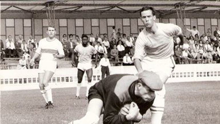 Камиль Диммер (сразу за вратарем) – футболист, инженер, политик. Фото Alchetron Камиль Диммер (сразу за вратарем) – футболист, инженер, политик. Фото Alchetron