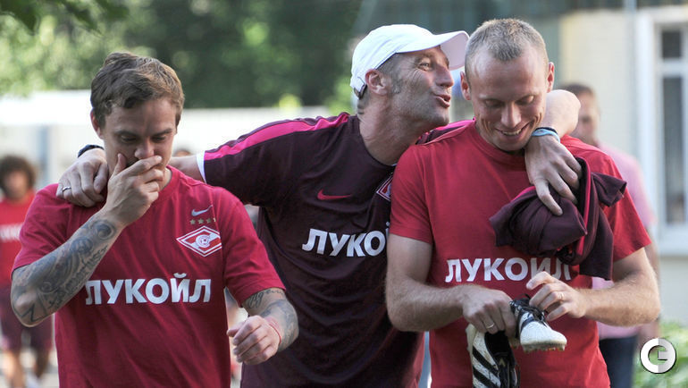 Андрей Ещенко, Массимо Каррера и Денис Глушаков перед тренировкой "Спартака". Это фото было сделано год и один месяц назад. Сейчас такое представить трудно.