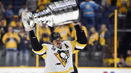 Нападающий "Питтсбурга" Евгений Малкин с Кубком Стэнли.