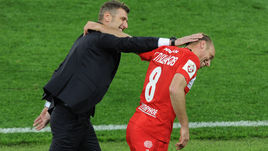 17 мая 2017 года. Москва. "Спартак" - "Терек" - 3:0. Денис Глушаков и Массимо Каррера. В этой игре капитан забил, а после финального свистка красно-белые подняли долгожданный кубок чемпионов России.