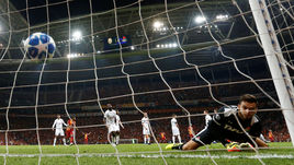 18 сентября. Стамбул. "Галатасарай" - "Локомотив" - 3:0. 67-я минута. Второй мяч влетает в ворота Гильерме.