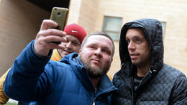 Денис Глушаков (справа).