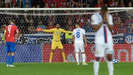 19 сентября. Пльзень. "Виктория" – ЦСКА – 2:2. 90+5-я минута. Никола Влашич готовится пробить пенальти. Родриго Бекао не может на это смотреть.