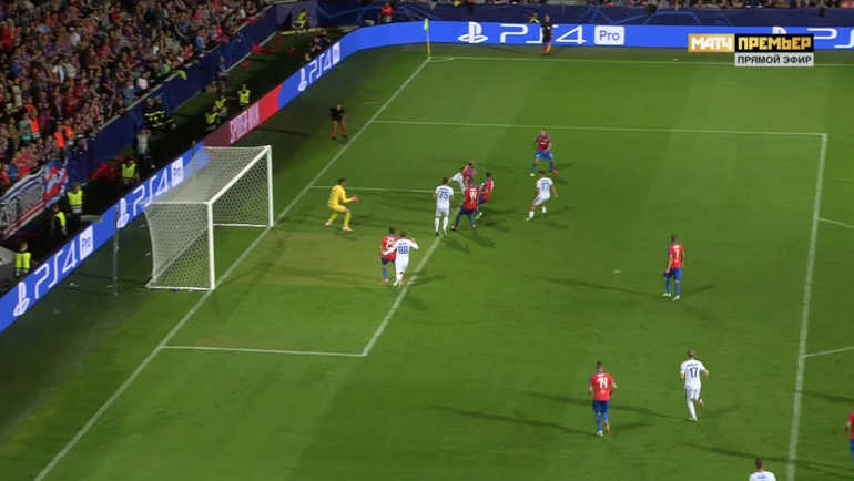 Но после падения бразилец сбил пытавшегося накрыть его соперника, капитана хозяев Хубника. Но после падения бразилец сбил пытавшегося накрыть его соперника, капитана хозяев Хубника.