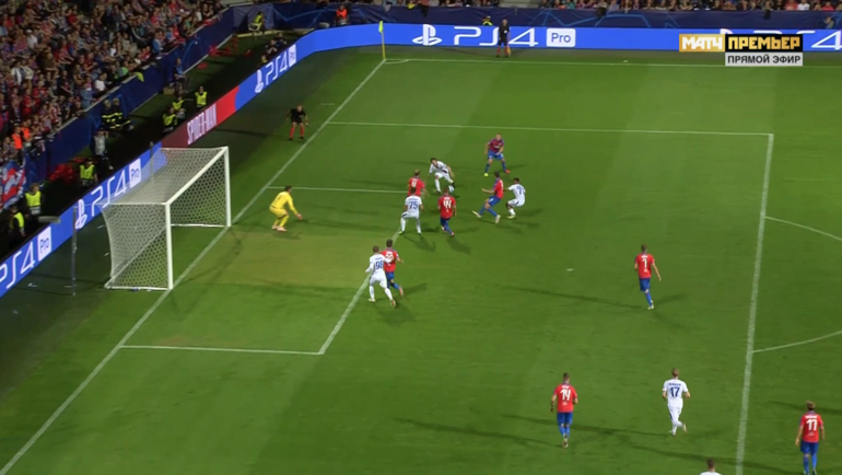 Мариу Фернандес (дальний из армейцев в чужой штрафной) принял мяч после заброса Влашича и попытался пробить. Мариу Фернандес (дальний из армейцев в чужой штрафной) принял мяч после заброса Влашича и попытался пробить.