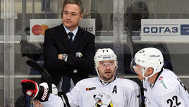 19 сентября. Москва. "Арена ЦСКА". "Спартак" - "Трактор" - 6:1. Главный тренер челябинского клуба Герман Титов (на заднем плане).