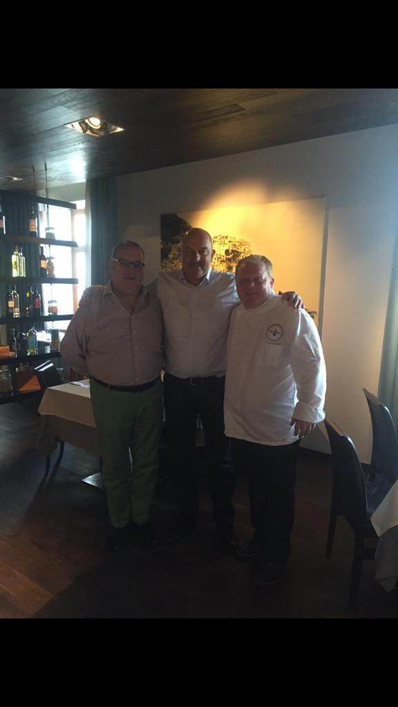 Шеф-повар Франческо Воче, главный тренер сборной России по футболу Станислав Черчесов и партнер Воче по бизнесу Маурицио. Шеф-повар Франческо Воче, главный тренер сборной России по футболу Станислав Черчесов и партнер Воче по бизнесу Маурицио.