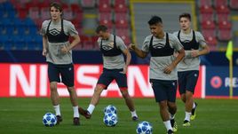 18 сентября. Пльзень. Тренировка ЦСКА перед матчем Лиги чемпионов с "Викторией". Ильзат Ахметов - справа на переднем плане.