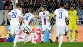 19 сентября. Пльзень. "Виктория" Пл - ЦСКА - 2:2. 49-я минута. Партнеры поздравляют Федора Чалова (в центре), который только что забил гол.