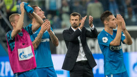 Александр Анюков (слева), Антон Заболотный и Себастьян Дриусси (справа) быстро нашли общий язык с главным тренером "Зенита" Сергеем Семаком.