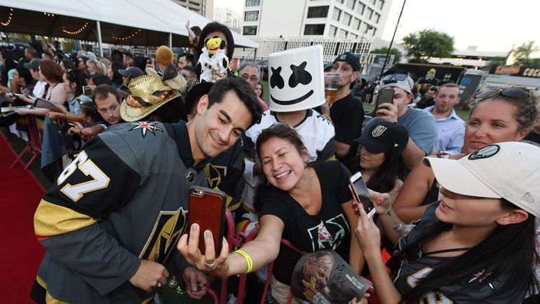 Макс Пачоретти фотографируется с болельщиками своей новой команды. Фото AFP Макс Пачоретти фотографируется с болельщиками своей новой команды. Фото AFP