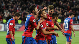 23 сентября. Москва. ЦСКА – "Спартак" - 1:1. 63-я минута. Партнеры поздравляют Николу Влашича (в центре) с забитым голом.