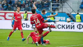 23 сентября. Санкт-Петербург. "Зенит" - "Локомотив" - 5:3. 57-я минута. Артем Дзюба забивает третий мяч питерцев.