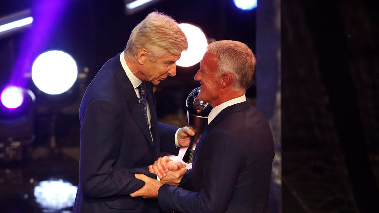 Дидье Дешам (справа) получает награду от Арсена Венгера. Фото REUTERS Дидье Дешам (справа) получает награду от Арсена Венгера. Фото REUTERS