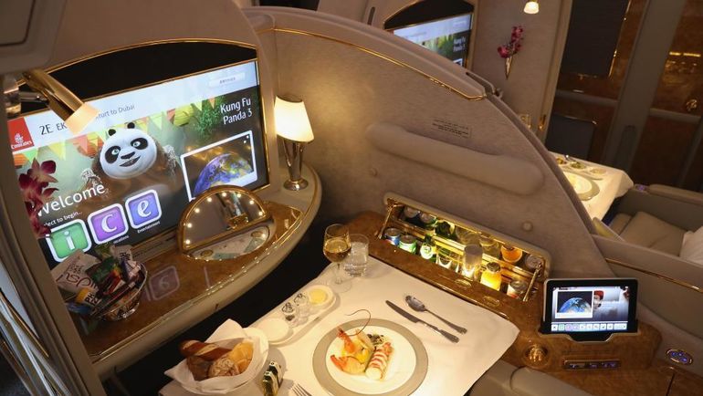 Кресло-кровать и телевизор с несколькими тысячами каналов. Кресло-кровать и телевизор с несколькими тысячами каналов.