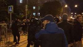 Столкновения ОМОНа с фанатами перед матчем "Торпедо" - "Динамо"! 