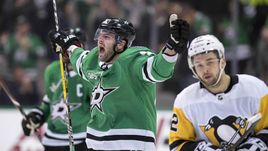 9 февраля. Даллас. Александр Радулов (в центре).