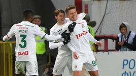 29 сентября. Москва. "Локомотив" – "Ахмат" – 2:0. Рифат Жемалетдинов (крайний справа) во второй раз огорчил "Ахмат" и закрепил победу "железнодорожников".