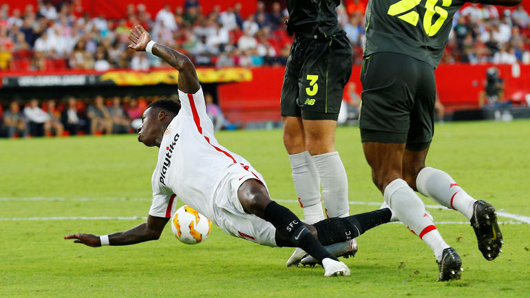 20 сентября. Севилья. Квинси Промес (в белой форме). Фото REUTERS 20 сентября. Севилья. Квинси Промес (в белой форме). Фото REUTERS