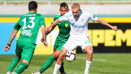 30 сентября. Каспийск. "Анжи" - "Зенит" - 2:1. Защитник гостей Игорь Смольников (№ 19).