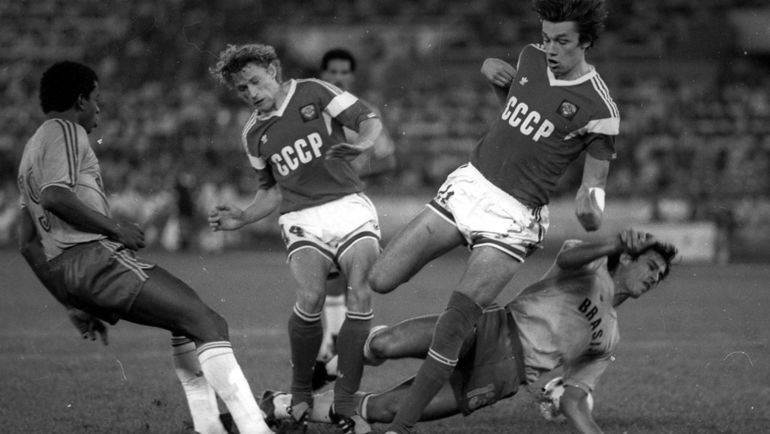1 октября 1988 года. Сеул. СССР - Бразилия - 2:1 (д.в.). Владимир Татарчук и Владимир Лютый против бразильских игроков. Фото Игорь Уткин 1 октября 1988 года. Сеул. СССР - Бразилия - 2:1 (д.в.). Владимир Татарчук и Владимир Лютый против бразильских игроков. Фото Игорь Уткин