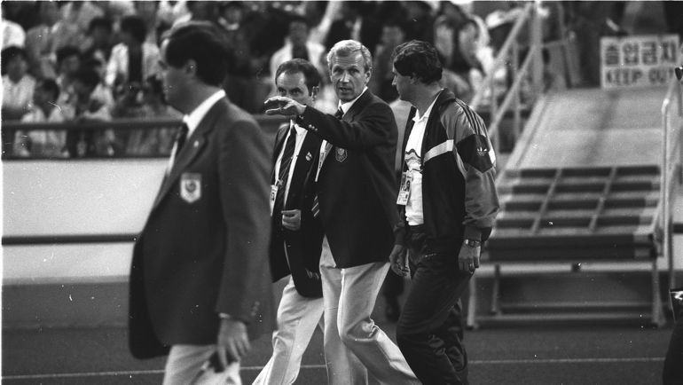 1 октября 1988 года. Сеул. СССР - Бразилия - 2:1 (д.в.). Глава управление футбола и хоккея Спорткомитета СССР Вячеслав Колосков и главный тренер Анатолий Бышовец. Фото Игорь Уткин 1 октября 1988 года. Сеул. СССР - Бразилия - 2:1 (д.в.). Глава управление футбола и хоккея Спорткомитета СССР Вячеслав Колосков и главный тренер Анатолий Бышовец. Фото Игорь Уткин