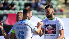 30 сентября. Каспийск. "Анжи" - "Зенит" - 2:1. Хозяева вышли на игру в футболках в поддержку Хабиба Нурмагомедова.